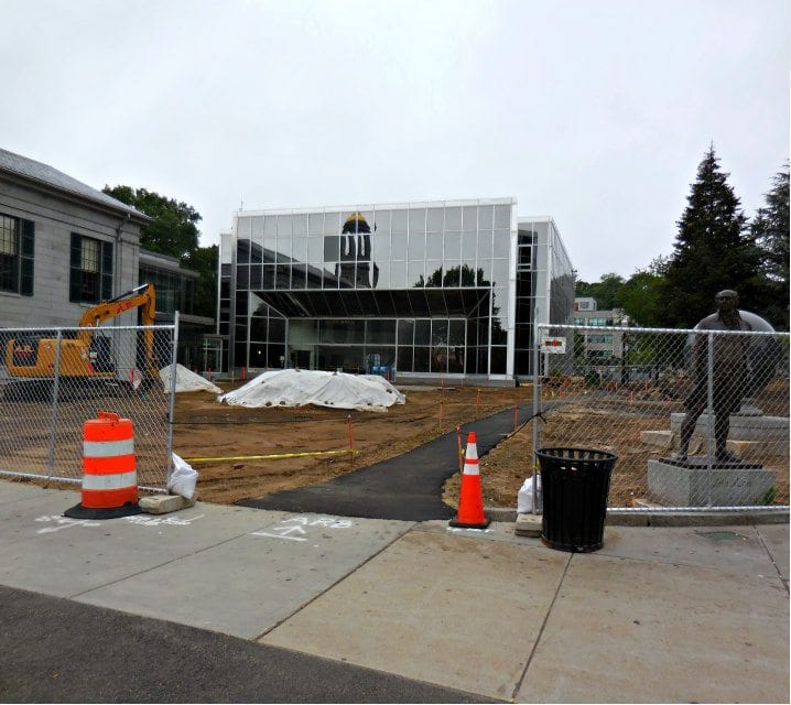 Quincy City Hall fails to honor slain Dallas police officers?