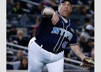 Governor Chris Christie catches foul ball at Mets' game, gets booed